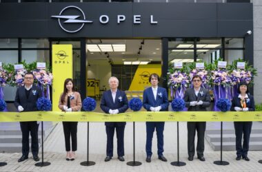 OPEL 台灣總代理 歐吉汽車攜手泰達資訊打造OPEL內湖旗艦展示中心盛大開幕！左起兆豐銀行戴鵬程經理、元大銀行謝雅惠資深協理、Master Win 集團及泰達資訊王中和董事長、歐吉汽車王騰漢董事長、京城銀行曾騰郁顧問、合作金庫陳美玲經理。(圖片提供：歐吉汽車)